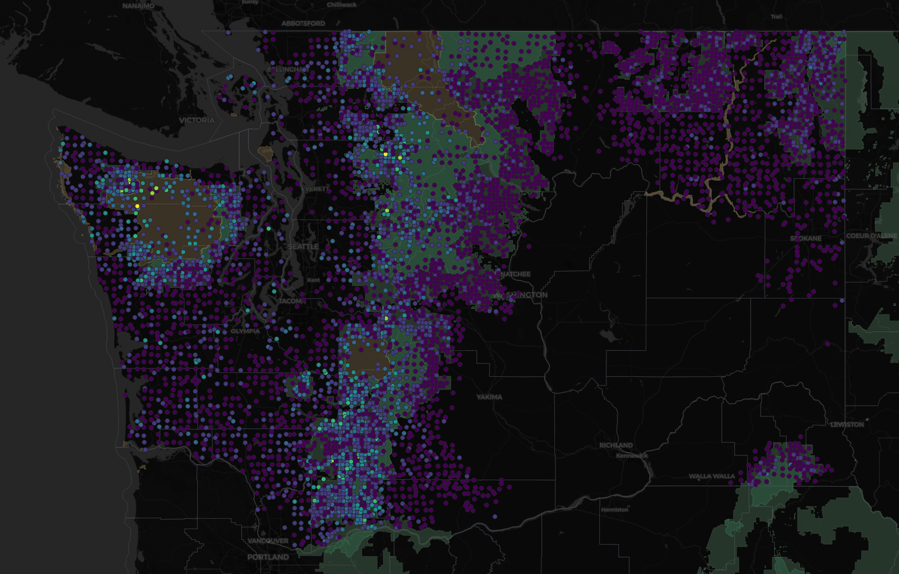 Map of Washington State showing forest inventory plots colored by live biomass per acre. A dense band of high-biomass plots runs down the west slope of the Cascades and across the Olympic Peninsula; the northeast is sparse and low.
